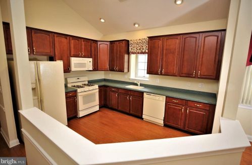 6 Hummingbird Dr, Trenton NJ  08690-3557 exterior