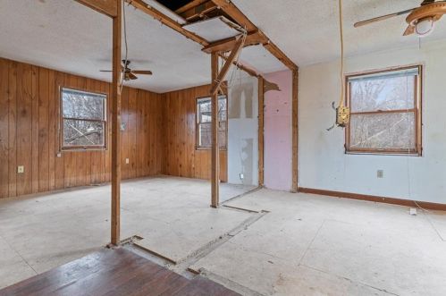 8 Clay St, Hopkinton RI  02804-1602 exterior