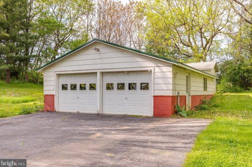 857 Oregon Trl, Harpers Ferry WV 25425-3144 exterior