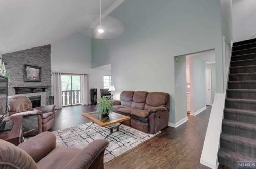 3410 Whittier Ct, Mahwah, NJ 07430-2303