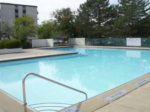 9701 Dee Rd, Niles IL  60714-5847 exterior