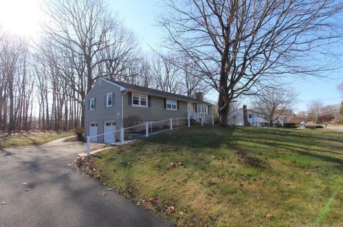 62 Deepwood Dr, Waterbury, CT 06708-2907