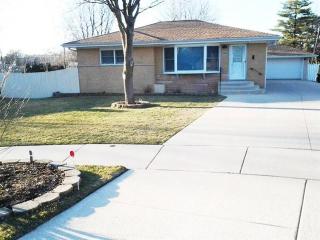 208 Catalpa Ct, Keeneyville, IL 60172-2402