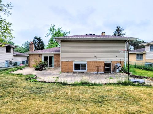 1042 Cuyahoga Dr, Hanover Park, IL 60103-5675
