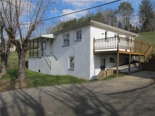 8136 Sissonville Dr, Charleston WV  25320-9594 exterior