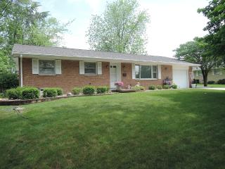 328 Garfield Dr, Bloomington, IL 61701-2126