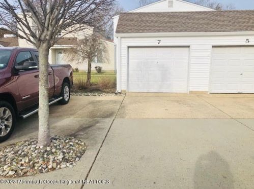 7 Greenwood Dr, East Freehold NJ  07728-4002 exterior