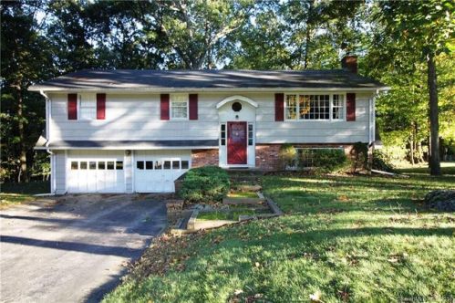 124 Greenwood Ln, Upper Stepney, CT 06468-2407