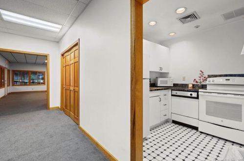40 Ledgebrook Dr, Norwalk CT  06854-1061 exterior