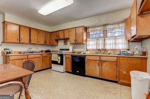 4132 Haverhill Dr, Atlanta GA  30342-3818 exterior