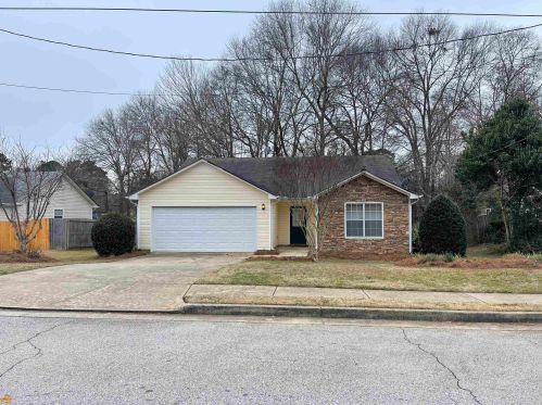 149 Waters Edge Dr, Locust Grove, GA 30248-3861