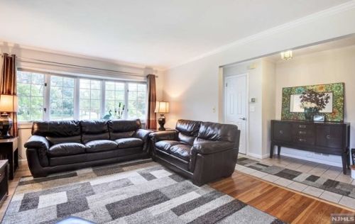 542 Nagle St, Ridgewood, NJ 07450-1915