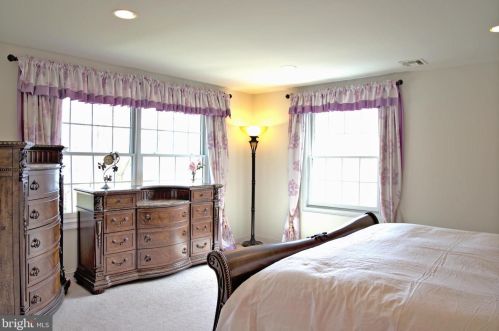 87 Leavitt Ln, Princeton NJ  08540-3921 exterior