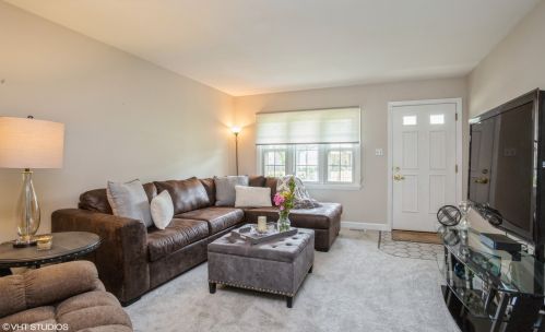 1078 Hartford Ln, Elk Grove Vlg, IL 60007-4528