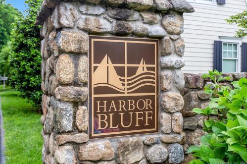 2 Harbor Bluff Ln, Norwalk CT  06853-1544 exterior