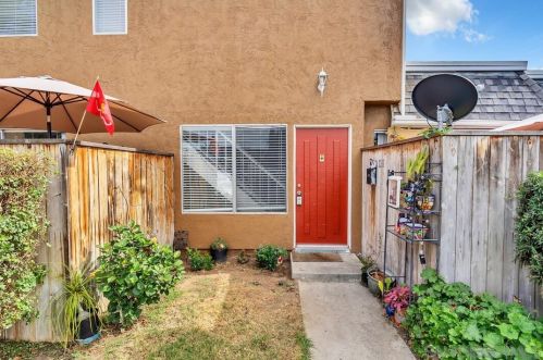 1211 Mariposa Ct, Vista CA  92084-3445 exterior