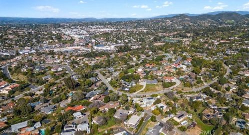 915 Alta Vista Dr, Vista CA  92084-5517 exterior