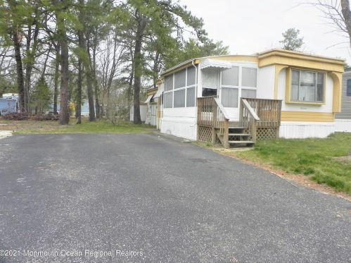 18 Beaver Ave, Lakehurst, NJ 08759-3605