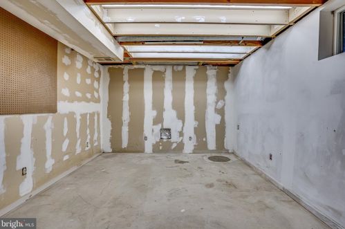 6315 Falling Brk Dr, Springfield VA  22015-4033 exterior