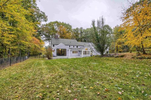 55 Oakwood Dr, Portsmouth, NH 03801-5779