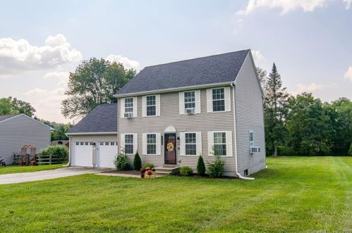15 Bartlett Meadow Dr, Killingly CT  06241-1847 exterior