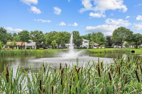 724 Manomet Ct, Warwick, RI 02886-1711