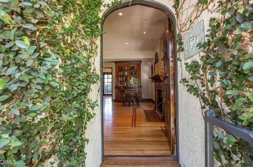 1626 Country Club Dr, Glendale, CA 91208-2039