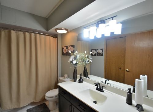 1636 Ashland Ave, Des Plaines IL  60016-7727 exterior