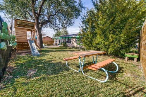 8714 Charing Cross Ln, Dallas TX  75238-3811 exterior