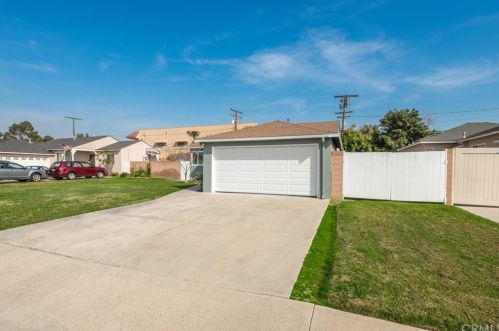 11042 Bunker Hill Dr, Los Alamitos, CA 90720-2711