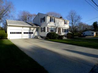11 Candlewood Dr, Smithfield, RI 02828-1817