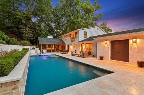 1100 Kingston Dr, Atlanta GA  30342-2122 exterior