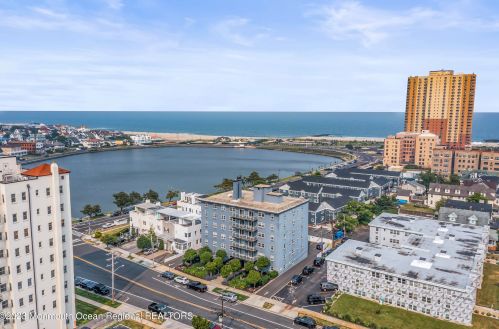 1706 Park Ave, Tinton Falls NJ  07712-5161 exterior