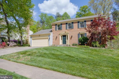 5707 Oak Leather Dr, Springfield VA  22015-2315 exterior