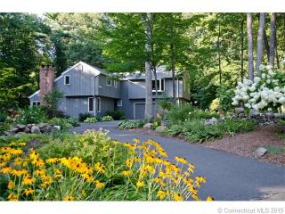 14 Woodhaven Dr, Simsbury, CT 06070-2636