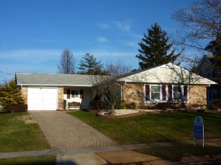 32 Ardmore Ln, Matawan, NJ 07747-1232