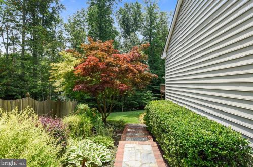 7112 Ayers Meadow Ln, Springfield VA  22150-4915 exterior