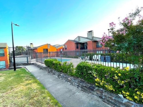 5909 Lake Hubbard Pkwy, Garland TX 75043-4565 exterior