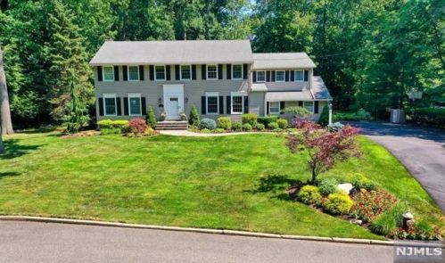 29 Cedar Dr, Allendale, NJ 07401-1103