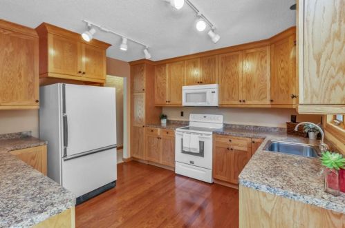 613 Greenleaf Dr, Saint Paul, MN 55123-2067