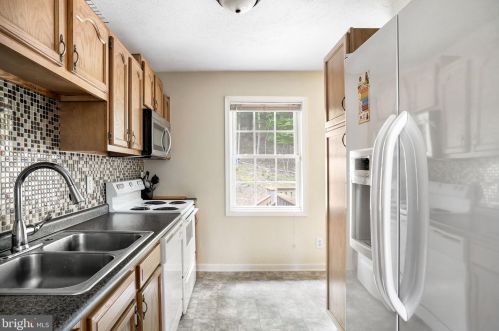 336 Windsong Rd, Harpers Ferry WV  25425-5485 exterior