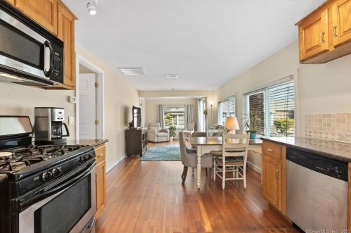 6 Center St, Niantic CT  06357-2658 exterior