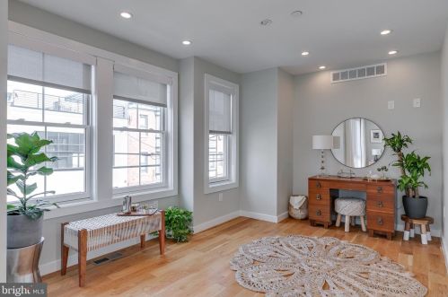 720 4 St, Philadelphia PA 19147-3127 exterior