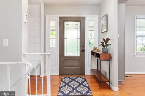 903 Gunnell Ct, Herndon, VA 20170-3318