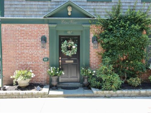 487 Spring St, Middletown, RI 02840-6833