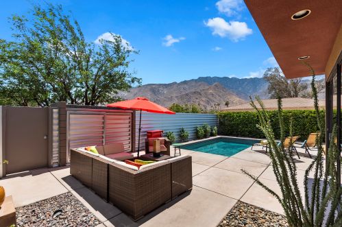 319 Cheryl Way, Palm Springs, CA 92262-2104