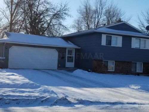 2509 Walnut Cir, Moorhead, MN 56560-3257