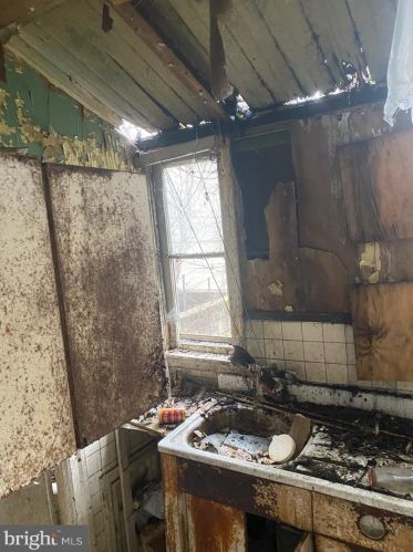 653 56th St, Philadelphia, PA 19143-2528