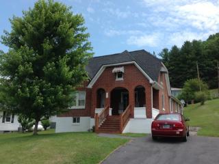203 5th Ave, Saltville, VA 24370-3439