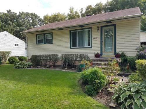 1851 Delaware Rd, Waukegan, IL 60087-4621